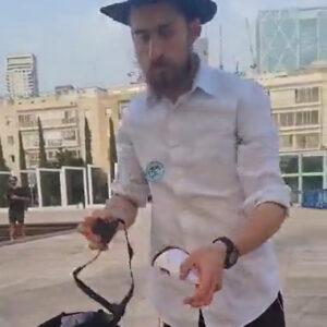 Kiddouch Hachem : Une gauchiste haineuse a agressé verbalement un Chabad mais ne s’attendait pas à cette réaction