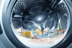 Un habitant de Rishon Lezion a caché un million et demi de shekels dans la machine à laver de ses parents