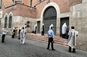 Un groupe « de type guérilla » se mobilise contre la prise de contrôle présumée par les Loubavitch d’une synagogue historique