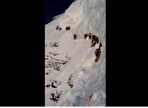 “En route vers le sommet de la mort” : des alpinistes ont enjambé un guide mourant pour battre un record