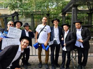 Les hassidim Habad sont venus de Brooklyn : « Opération Tefillin » pour les manifestants à New York