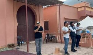 REGARDER : Les Juifs prient devant la synagogue de Marrakech en ruines