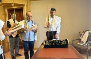 Sur le chemin de la paix : un ministre israélien lit un rouleau de la Torah en Arabie Saoudite