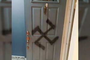 🔴 Une croix gammée sur la porte : une femme juive poignardée dans son appartement en France