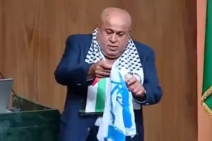 Sous les applaudissements : un député jordanien a brûlé le drapeau israélien