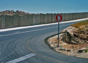 Le contrôleur de l’État met en garde contre des “trous dans la clôture”en Judée Samarie