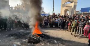 Les Palestiniens manifestent à Rafah contre les prix élevés du Hamas qui vole l’aide et la vend à profit