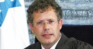 Yariv Levin envisage de promouvoir la nomination du juge Yitzhak Amit au poste de président de la Cour suprême