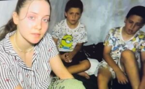 Agam Goldstein Almog a publié une photo d’elle et de son frère en captivité : « Dans un tunnel à Gaza avec des yeux effrayés »