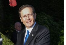 Le président Herzog menace de poursuites judiciaires contre Eliad Shraga