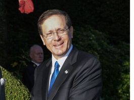 Le président Herzog menace de poursuites judiciaires contre Eliad Shraga