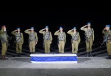 Israël pleure le retour du corps de Tal Haimi, otage et héros de Nir Yitzhak