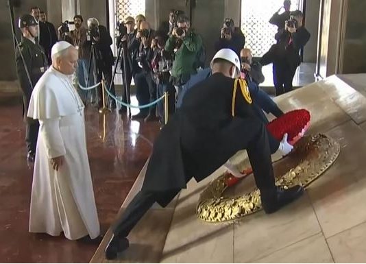 Le pape Léon XIV dépose une gerbe sur la tombe d’Atatürk : un geste qui choque les communautés chrétiennes d’Orient