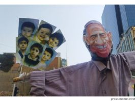 L’Iran déchaîne sa haine : des milliers de manifestants brûlent les drapeaux d’Israël et des États-Unis à Téhéran