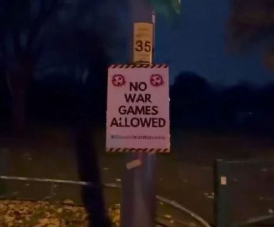 Angleterre : “Appelez la ligne d’urgence si vous voyez un sioniste” — la haine antijuive s’affiche avant le match Aston Villa – Maccabi Tel-Aviv