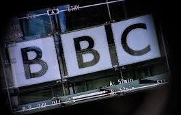 BBC : Israël dénonce des années de biais anti-israélien après les démissions de Tim Davie et Deborah Turness