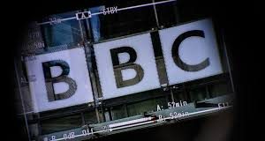 BBC : Israël dénonce des années de biais anti-israélien après les démissions de Tim Davie et Deborah Turness