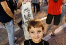 « Donnez-lui le droit de grandir en paix » : le visage brisé d’une jeunesse volée