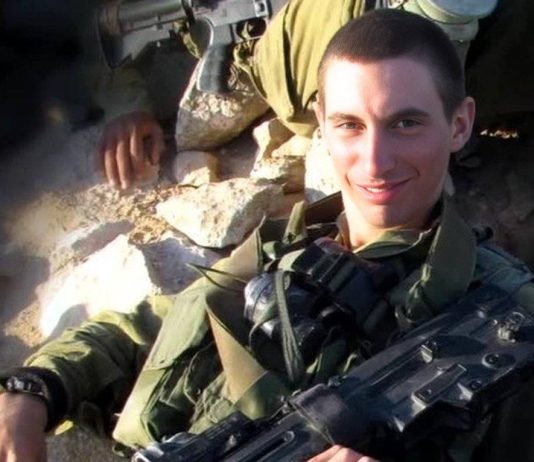 🔴Le corps suppose du lieutenant Hadar Goldin transféré à Israël : un retour attendu depuis plus de onze ans