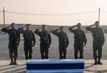 Le cercueil du lieutenant Hadar Goldin accueilli avec les honneurs militaires — onze ans après sa chute à Rafah