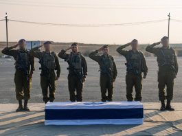 Le cercueil du lieutenant Hadar Goldin accueilli avec les honneurs militaires — onze ans après sa chute à Rafah