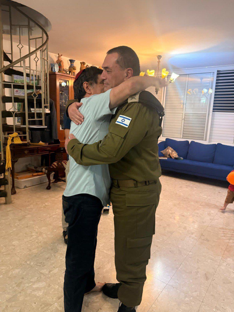 Le chef d’état-major rencontre la famille Goldin : “Tsahal restera fidèle à son engagement envers ses soldats captifs” Le chef d’état-major rencontre la famille Goldin : “Tsahal restera fidèle à son engagement envers ses soldats captifs” - Infos-Israel.News