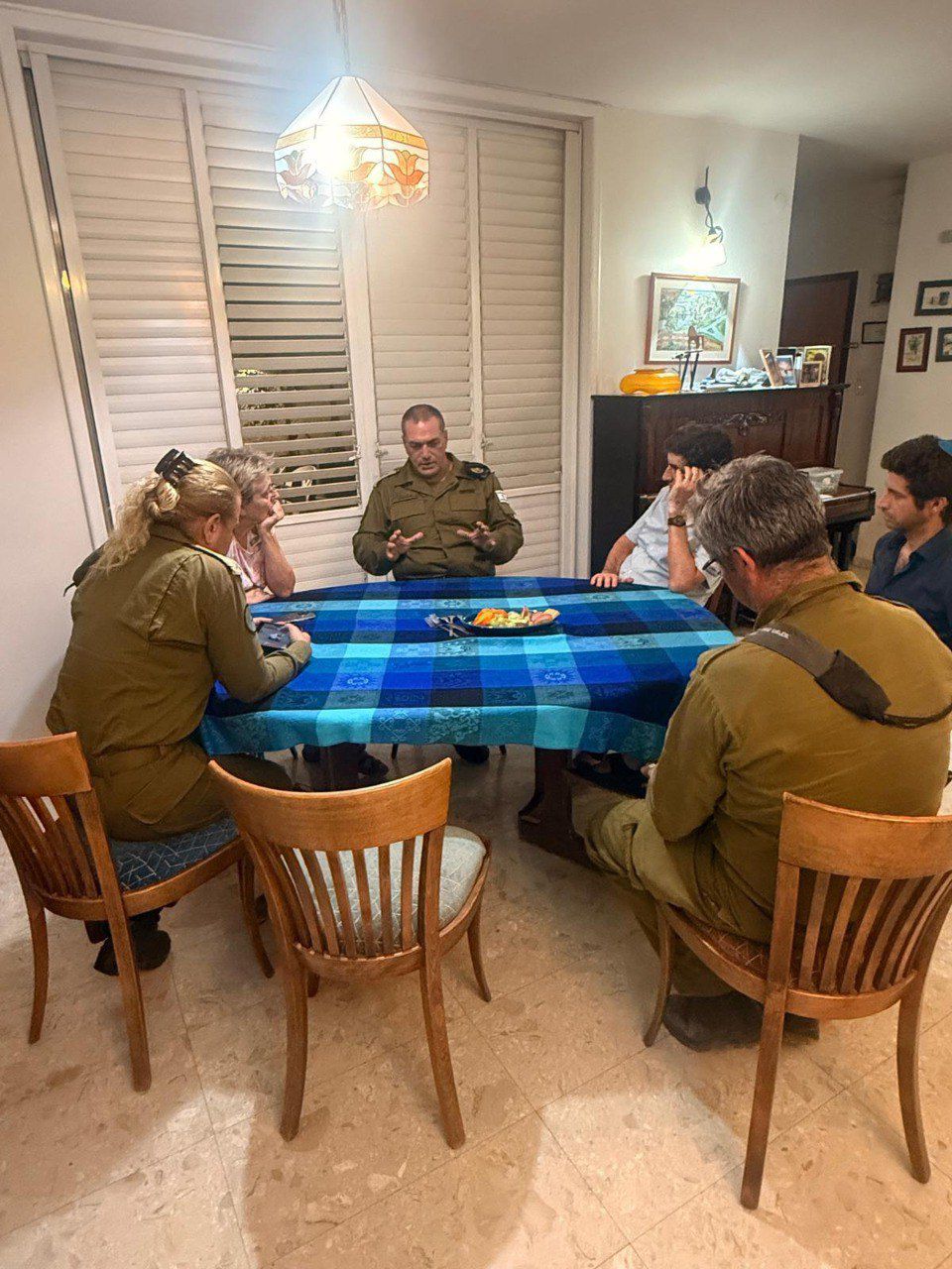 Le chef d’état-major rencontre la famille Goldin : “Tsahal restera fidèle à son engagement envers ses soldats captifs” Le chef d’état-major rencontre la famille Goldin : “Tsahal restera fidèle à son engagement envers ses soldats captifs” - Infos-Israel.News
