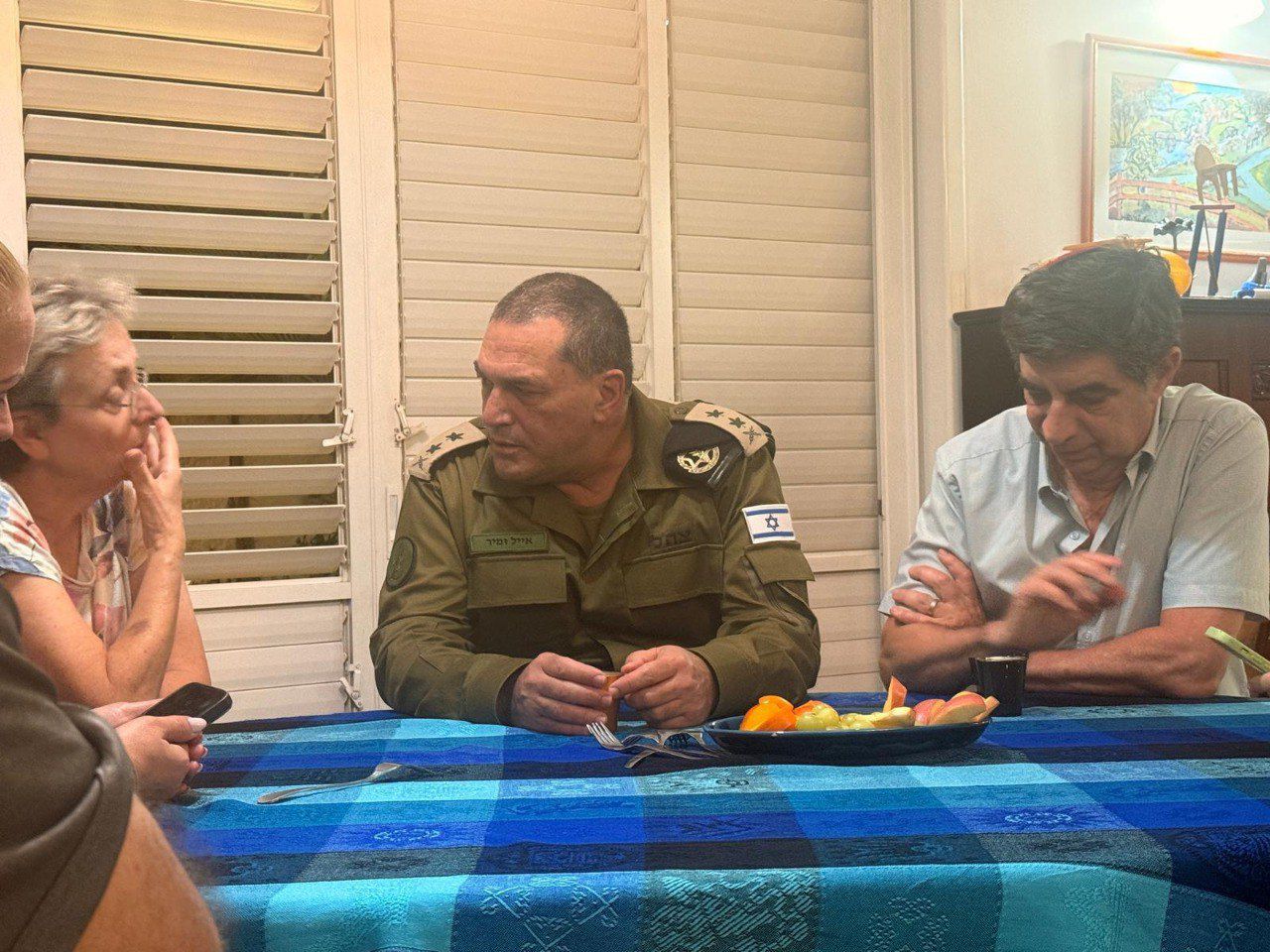 Le chef d’état-major rencontre la famille Goldin : “Tsahal restera fidèle à son engagement envers ses soldats captifs” Le chef d’état-major rencontre la famille Goldin : “Tsahal restera fidèle à son engagement envers ses soldats captifs” - Infos-Israel.News