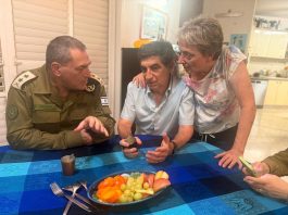 Le chef d’état-major rencontre la famille Goldin : “Tsahal restera fidèle à son engagement envers ses soldats captifs”