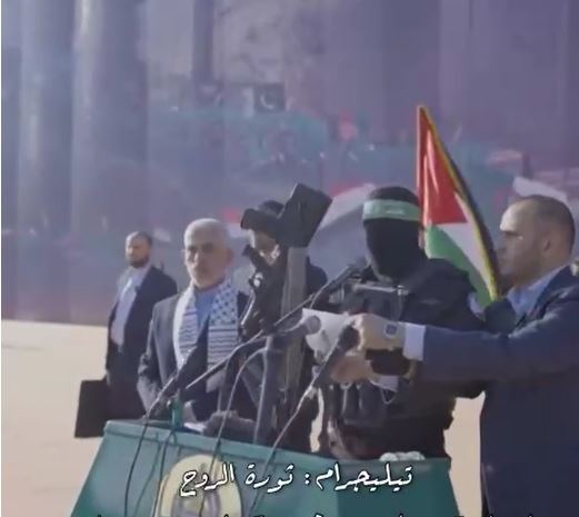 L’arme de Hadar Goldin rendue à sa famille — la place où Sinwar célébrait son trophée réduite en ruines avec ses occupants L’arme de Hadar Goldin rendue à sa famille — la place où Sinwar célébrait son trophée réduite en ruines avec ses occupants - Infos-Israel.News