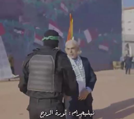 L’arme de Hadar Goldin rendue à sa famille — la place où Sinwar célébrait son trophée réduite en ruines avec ses occupants L’arme de Hadar Goldin rendue à sa famille — la place où Sinwar célébrait son trophée réduite en ruines avec ses occupants - Infos-Israel.News