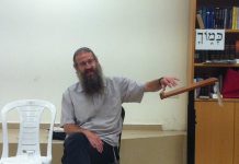 Existe-t-il des rabbins qui autorisent une relation de couple entre hommes ? Le rav Araleh Harel tranche fermement