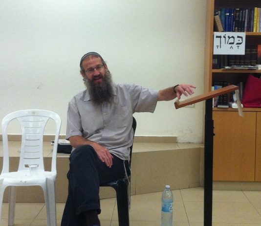 Existe-t-il des rabbins qui autorisent une relation de couple entre hommes ? Le rav Araleh Harel tranche fermement