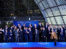 Colère en Europe contre Macron : « Politiquement affaibli, il a lâché Berlin »