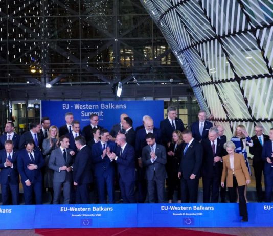 Colère en Europe contre Macron : « Politiquement affaibli, il a lâché Berlin »