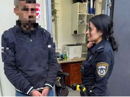 Un habitant de Rehovot tire sur un cambrioleur qui tentait de voler sa voiture : la police ouvre une enquête