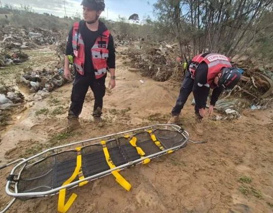 Tragédie dans le sud d’Israël : le corps du conducteur qui tentait de sauver une voiture emportée par un torrent a été retrouvé