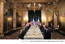 A-t-elle volé la vedette ? L’officière israélienne qui a intrigué autour de la table du sommet de Trump