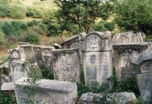 Un agriculteur ravage au tracteur un cimetière juif vieux de 150 ans en Ukraine