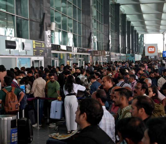 IndiGo en crise : plus de 500 vols annulés par jour, des milliers de passagers bloqués et un chaos inédit dans les aéroports indiens
