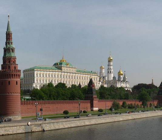 Le Kremlin laisse entrevoir une reprise du dialogue direct avec Emmanuel Macron