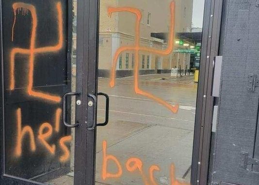 « Il est revenu » : croix gammées et vitres brisées à la maison Habad de l’Université du Michigan