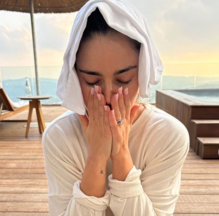 Couvre-chef et bougies de Chabbat : la photo de Noa Kirel a conquis la toile