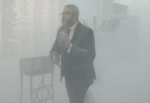 Pologne : un député d’extrême droite visé par une enquête après avoir éteint une ménorah au Parlement