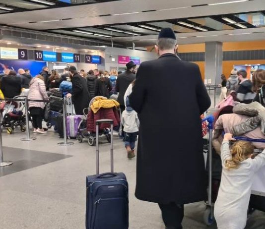 « Nous nous sommes sentis abandonnés » : des militants pro-palestiniens bloquent des passagers israéliens, le vol décolle avec un lourd retard