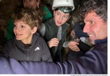 « Grand-père, regarde ce que nous avons trouvé » : les petits-enfants de l’ambassadeur américain découvrent des pièces antiques dans une grotte-refuge en Samarie