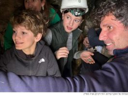 « Grand-père, regarde ce que nous avons trouvé » : les petits-enfants de l’ambassadeur américain découvrent des pièces antiques dans une grotte-refuge en Samarie