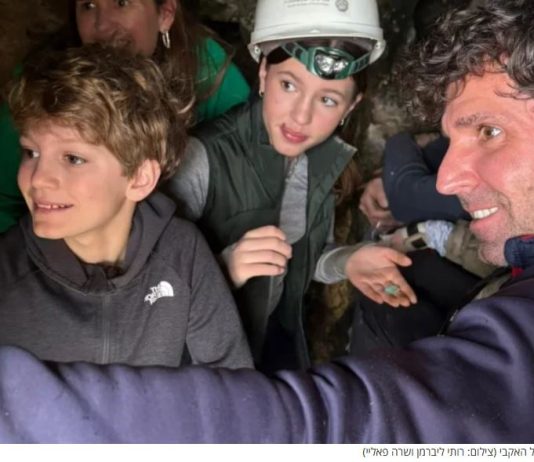 « Grand-père, regarde ce que nous avons trouvé » : les petits-enfants de l’ambassadeur américain découvrent des pièces antiques dans une grotte-refuge en Samarie