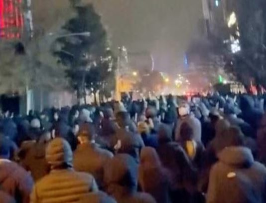 🔴 Trump aux manifestants iraniens : « Patriotes iraniens, continuez ! L’aide est en route » – visages et témoignages des victimes de la répression