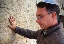 Israël, Dieu et le pouvoir : pourquoi Flávio Bolsonaro met en scène sa foi à quelques mois de la présidentielle brésilienne ?